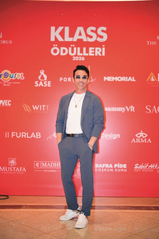 Y�lmaz Bozan :  Klass Ödülleri K�rm�z� Hal�s�nda Karizmatik ��kl���yla Dikkat Çekti